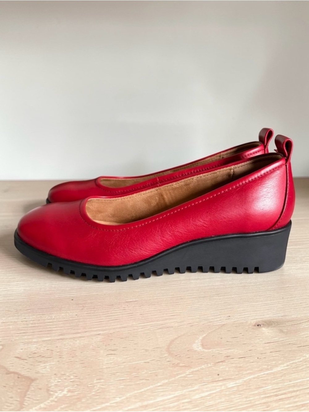 Comfortiva Dillon Cherry Red Leather Wedge Pump Size 8.5